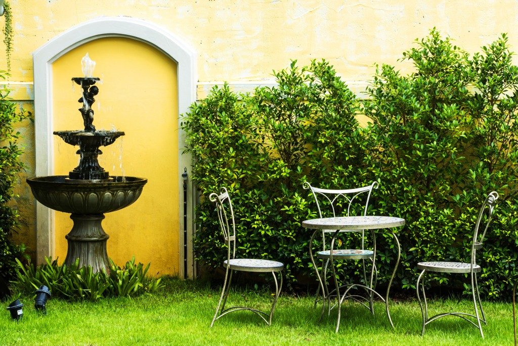 garden with fountain and outdoor chairs