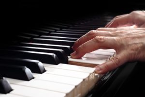 hands playing piano