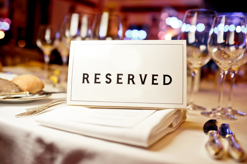 A reserved sign on a dinner table in a restaurant